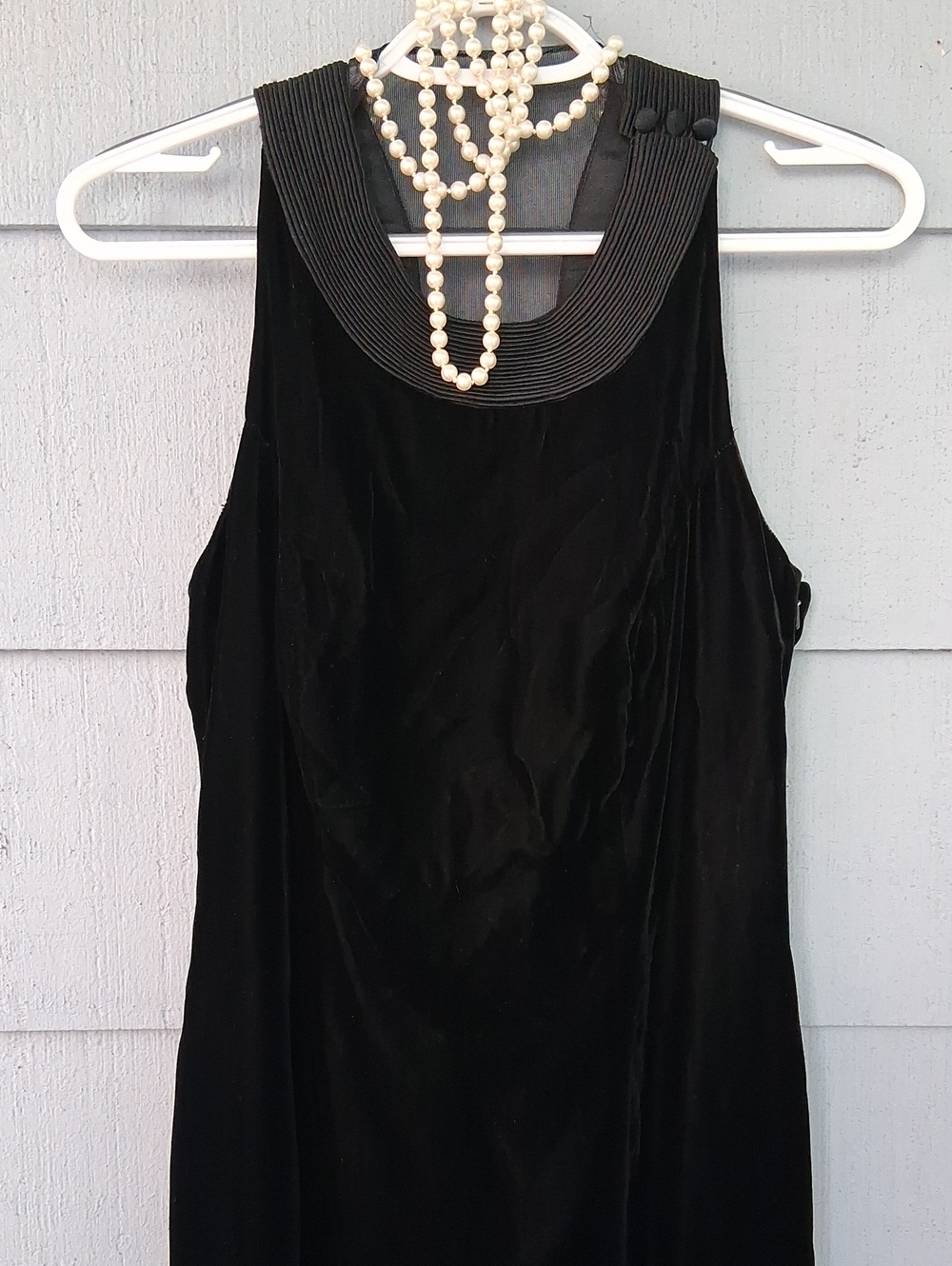 Black Velvet Sleeveless Top with Pleated Collar